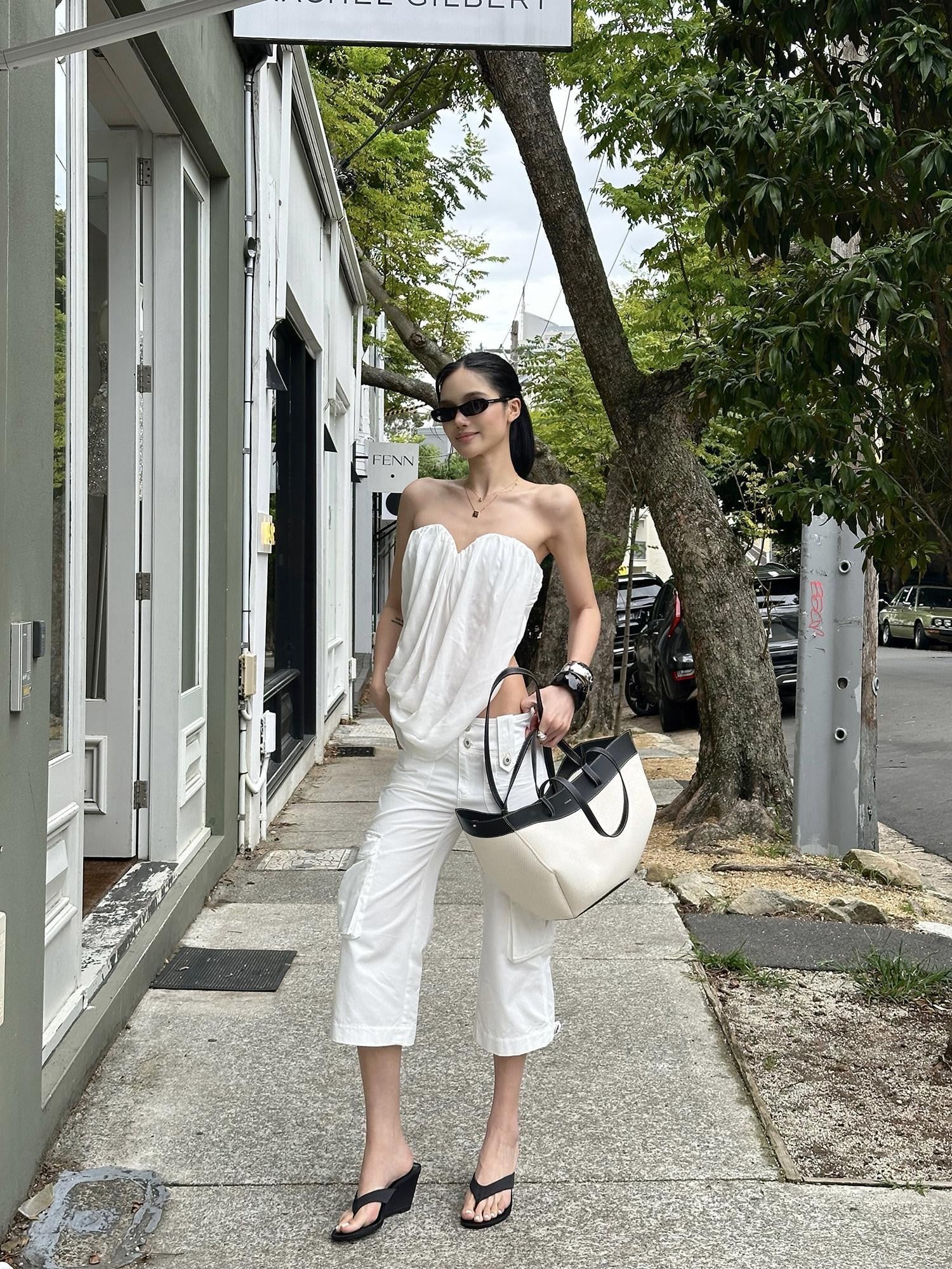 rovente White Deconstructed Cargo Pockets Zip Fly Straight Women's Cotton Capri Pants