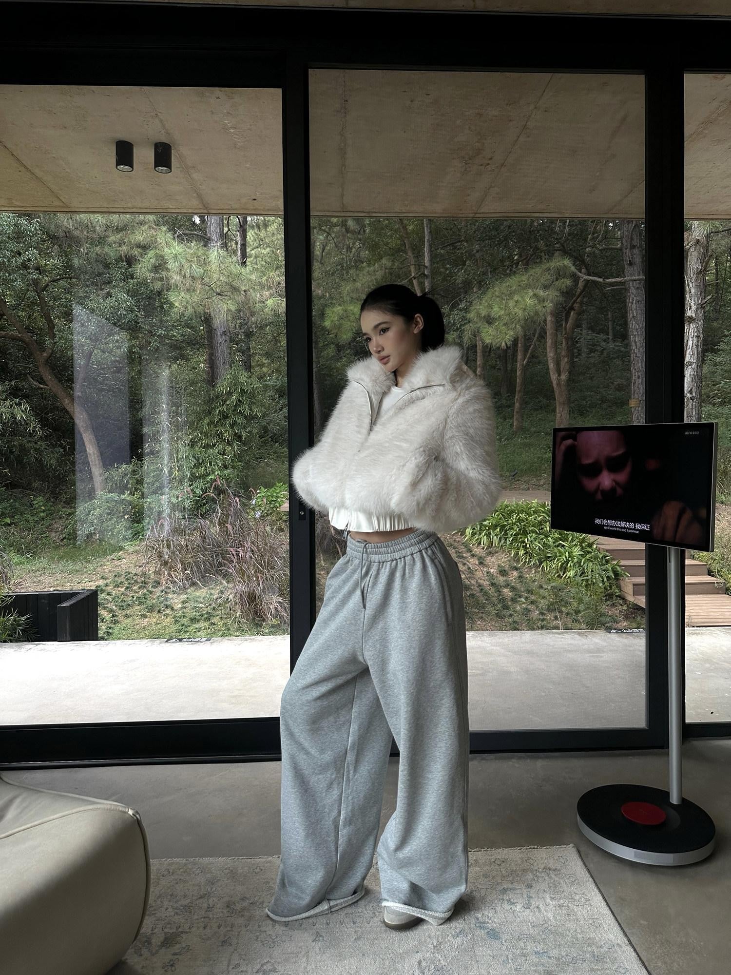 rovente White Stand Collar Zipper Slanted Pockets Short Women's Polyester Faux Fur Coats