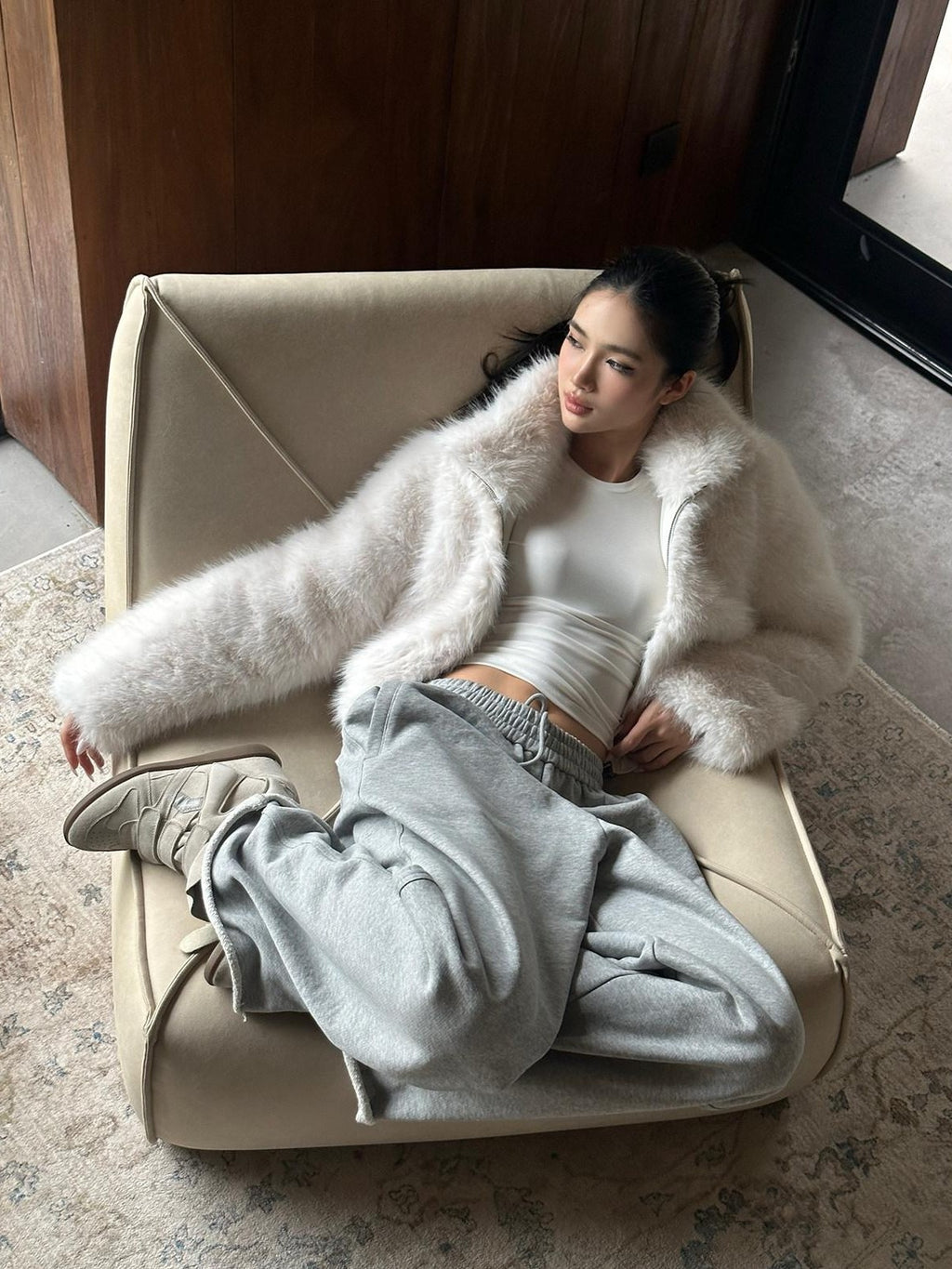 rovente White Stand Collar Zipper Slanted Pockets Short Women's Polyester Faux Fur Coats