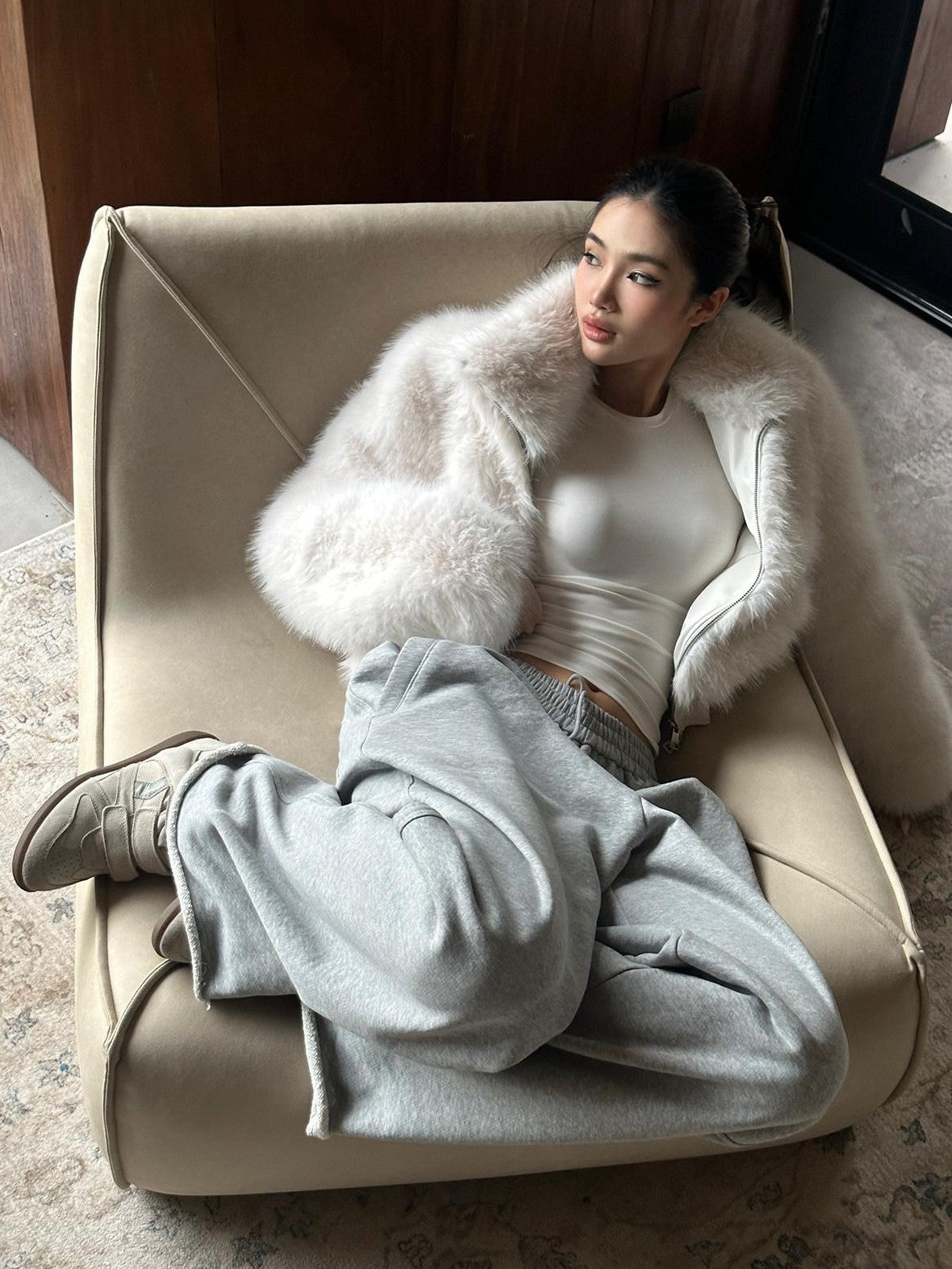 rovente White Stand Collar Zipper Slanted Pockets Short Women's Polyester Faux Fur Coats
