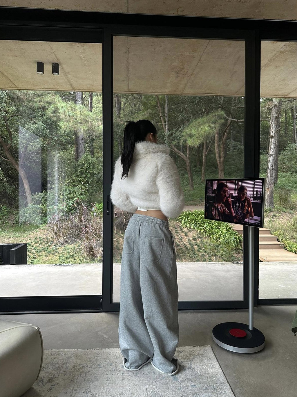 rovente White Stand Collar Zipper Slanted Pockets Short Women's Polyester Faux Fur Coats