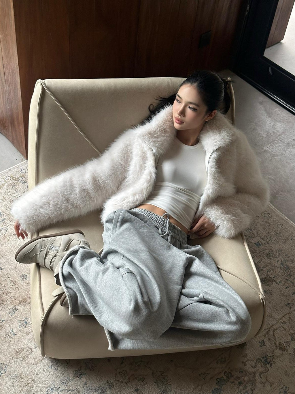 rovente White Stand Collar Zipper Slanted Pockets Short Women's Polyester Faux Fur Coats