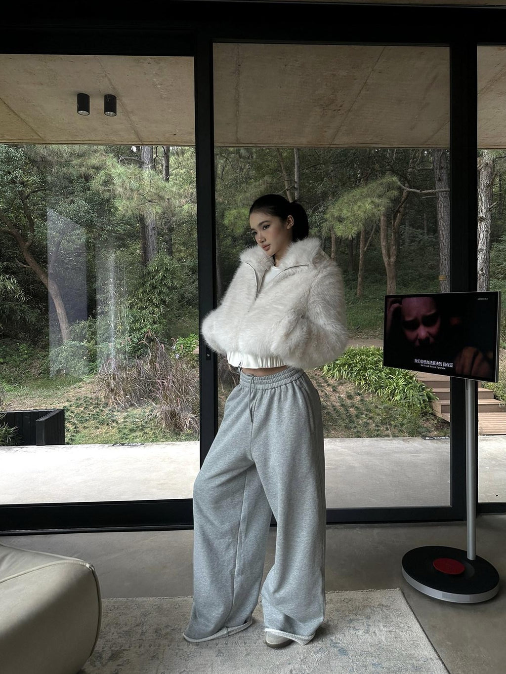 rovente White Stand Collar Zipper Slanted Pockets Short Women's Polyester Faux Fur Coats