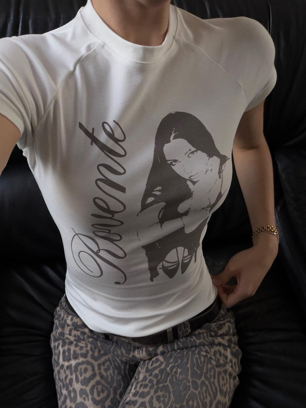 rovente White Wave Print Round Neck Slim Waist Women's Short Sleeve T-shirts