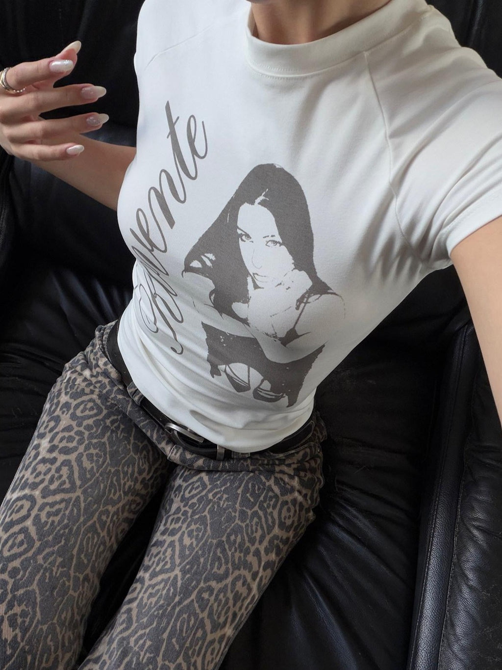 rovente White Wave Print Round Neck Slim Waist Women's Short Sleeve T-shirts