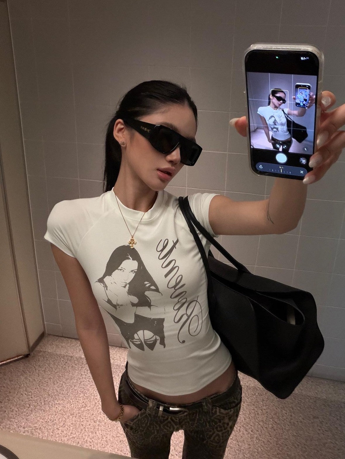 rovente White Wave Print Round Neck Slim Waist Women's Short Sleeve T-shirts