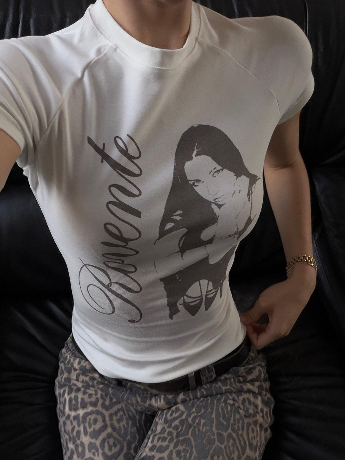 rovente White Wave Print Round Neck Slim Waist Women's Short Sleeve T-shirts