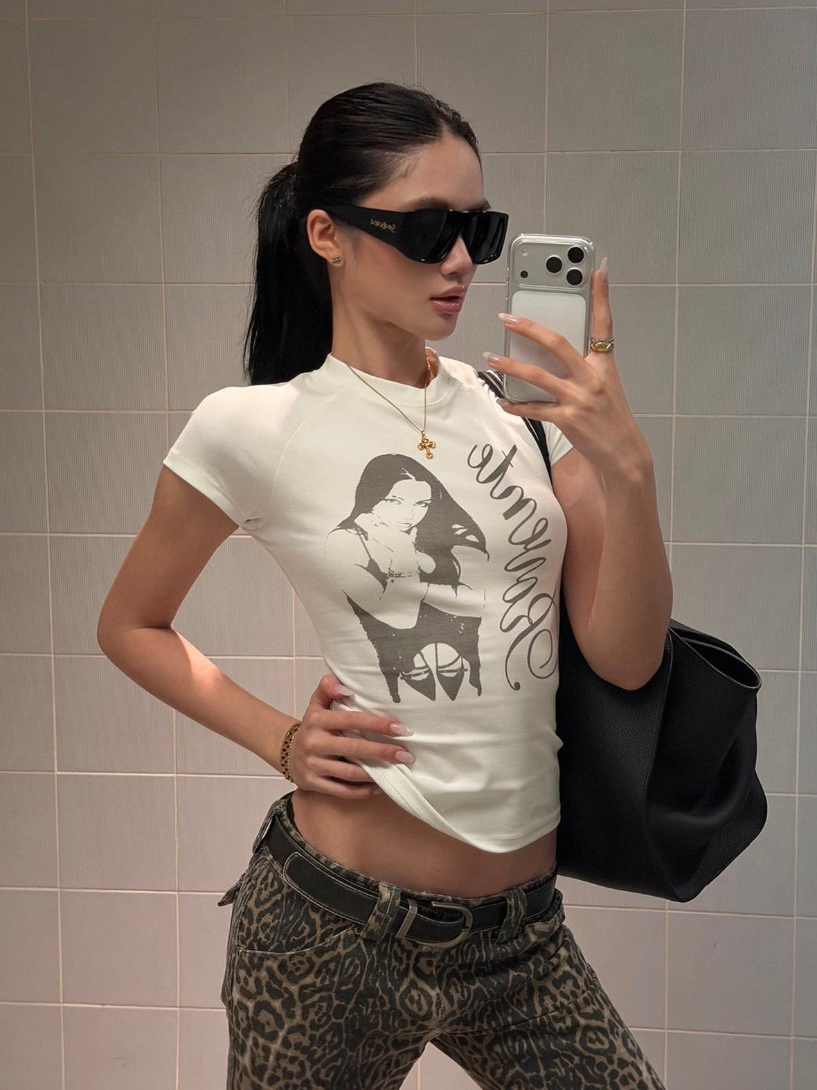 rovente White Wave Print Round Neck Slim Waist Women's Short Sleeve T-shirts
