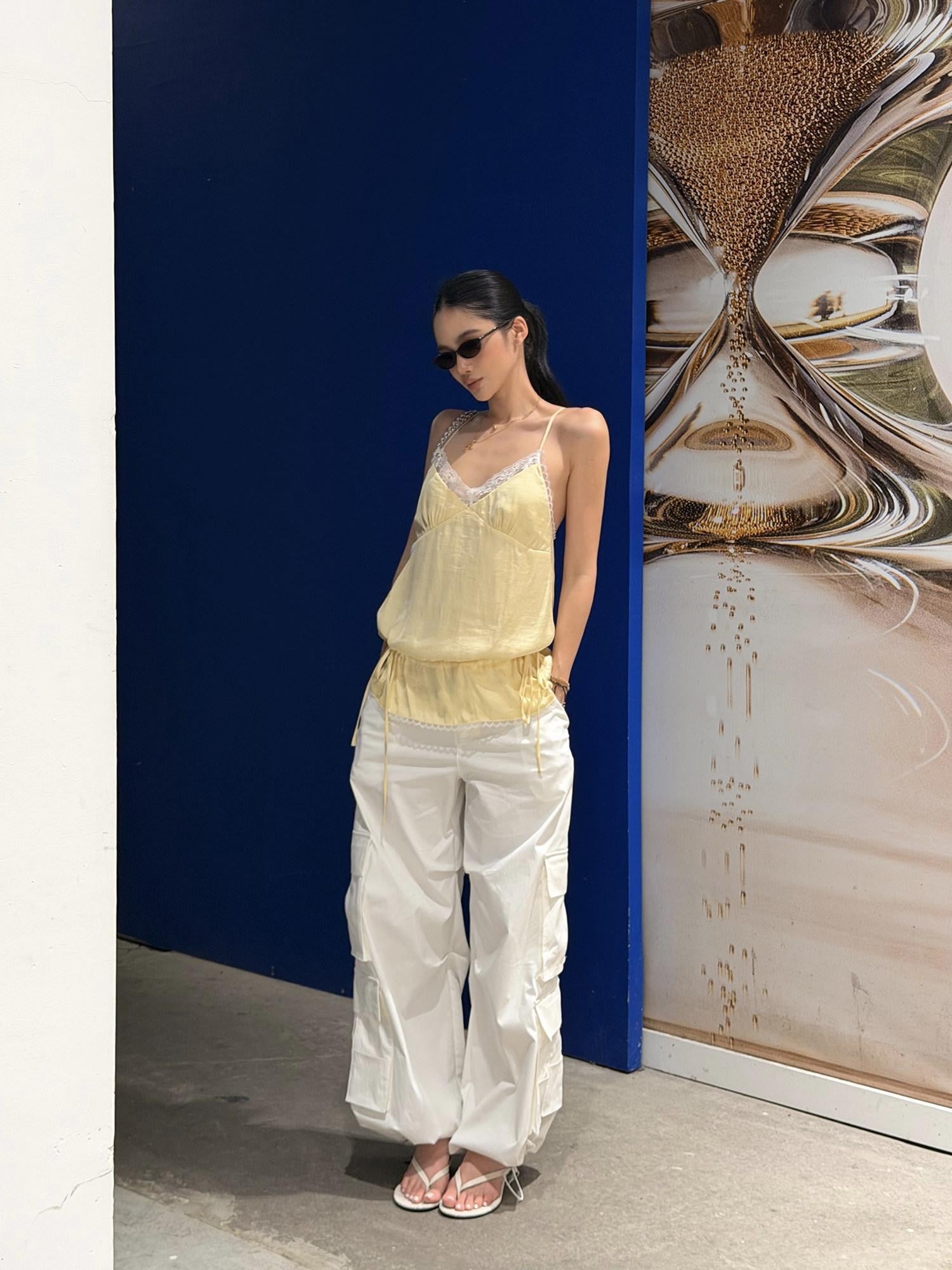 rovente Yellow V-neck Lace Splice Drawstring Slim Fit Women's Camisoles